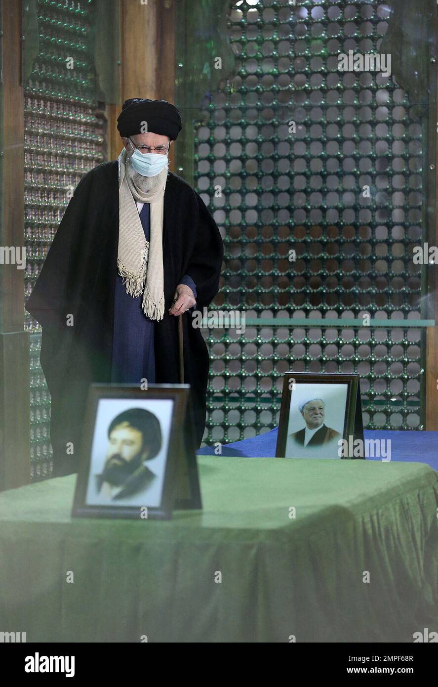 El líder supremo de Irán, el ayatolá Ali Khmenei, reza en la tumba dentro del mausoleo del fallecido fundador de la República Islámica, el ayatolá Ruholá Jomeini, el 31 de enero de 2023. Foto de Parspix/ABACAPRESS.COM Foto de stock