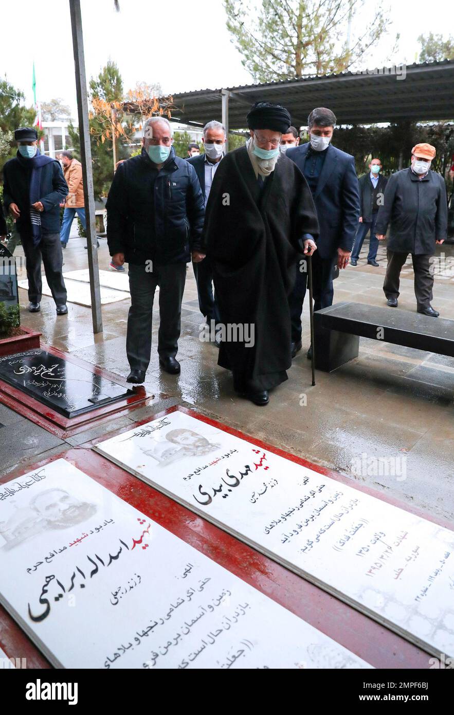 El líder supremo de Irán, el ayatolá Ali Khmenei, visita las tumbas de los iraníes que murieron durante la guerra en siria, en el cementerio Behesh Zahra en Teherán el 31 de enero de 2023. Foto de Parspix/ABACAPRESS.COM Foto de stock