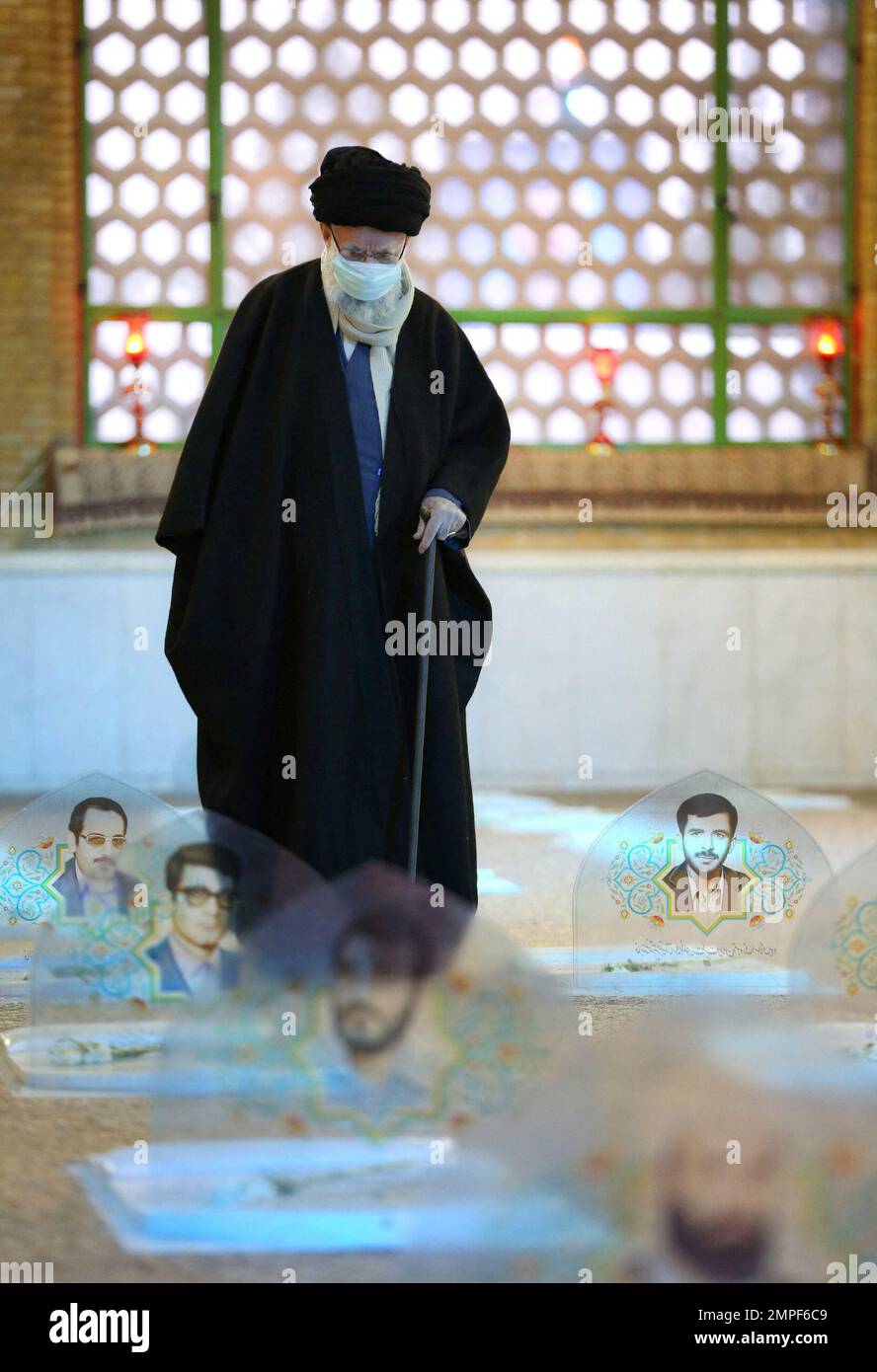 El líder supremo de Irán, el ayatolá Ali Khmenei, durante sus visitas al cementerio de Behesh Zahra en Teherán el 31 de enero de 2023. Foto de Parspix/ABACAPRESS.COM Foto de stock