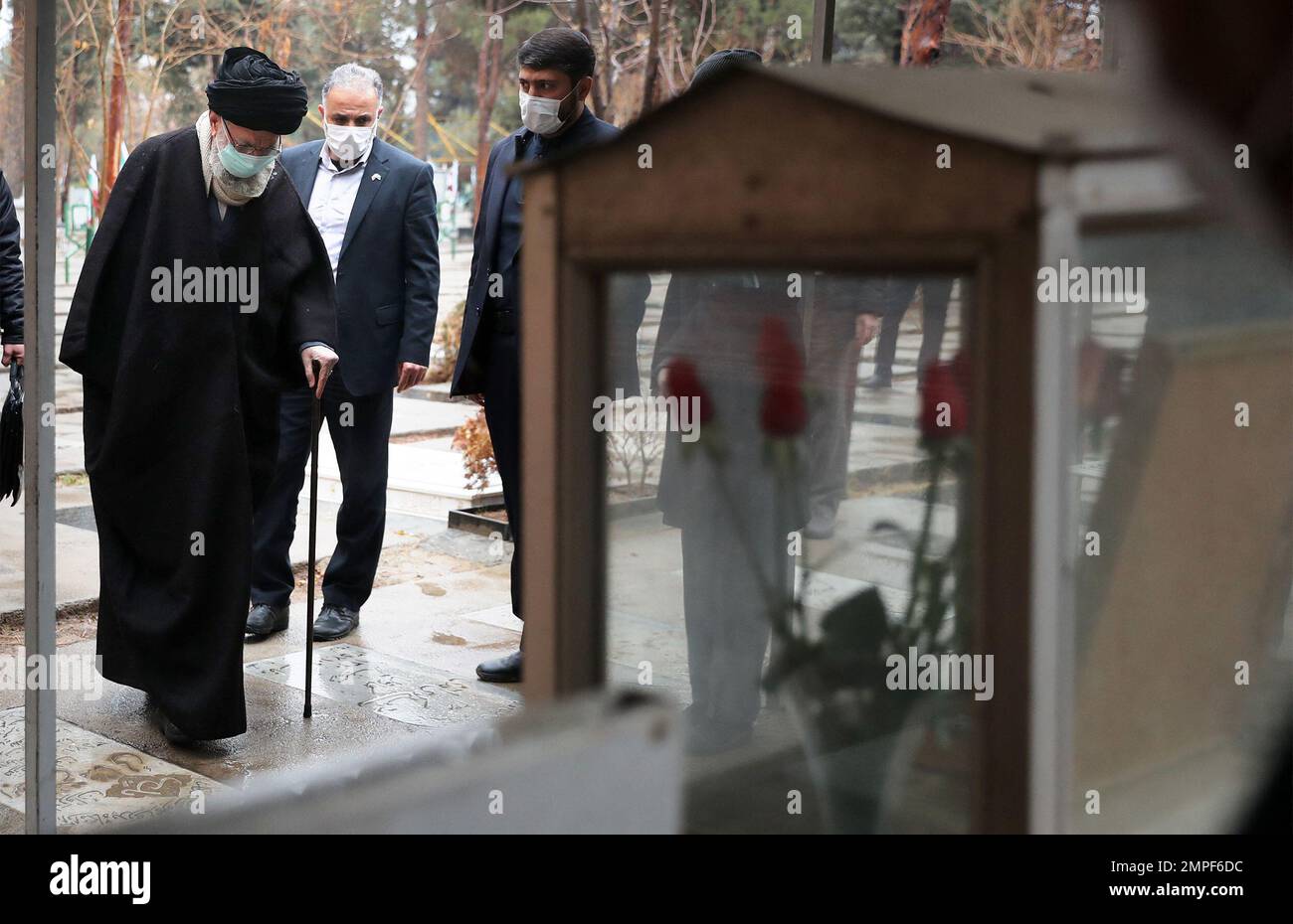 El líder supremo de Irán, el ayatolá Ali Khmenei, durante sus visitas al cementerio de Behesh Zahra en Teherán el 31 de enero de 2023. Foto de Parspix/ABACAPRESS.COM Foto de stock