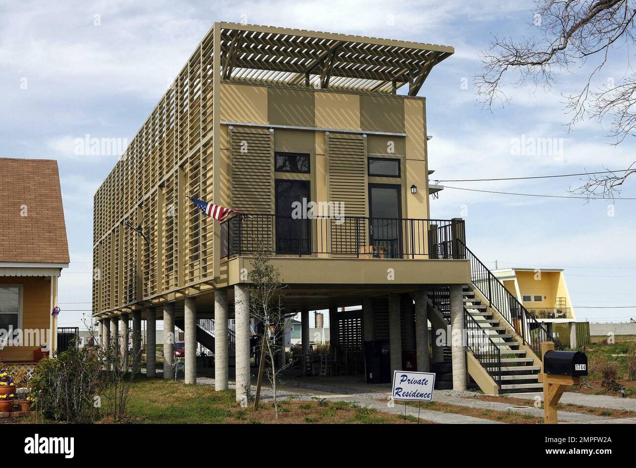La Fundación Make It Right de Brad Pitt está reconstruyendo el Distrito 9th  de Nueva Orleans después de que fue devastado por el huracán Katrina en  2005. La fundación de Pitt está
