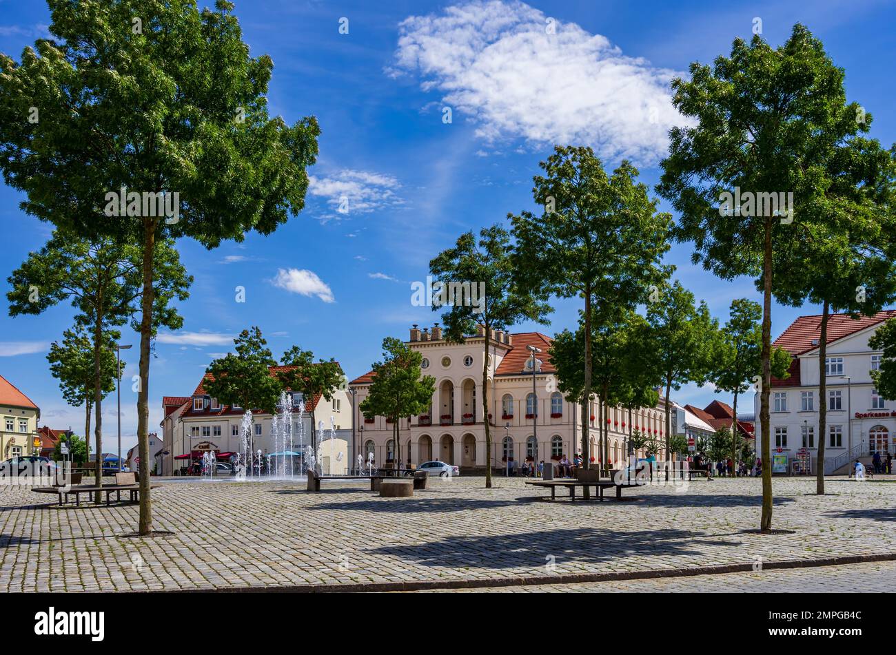 Escena bulliciosa frente al Ayuntamiento en la histórica plaza del mercado de Neustrelitz, Mecklemburgo-Pomerania Occidental, Alemania, Europa, agosto de 4, 2016. Foto de stock