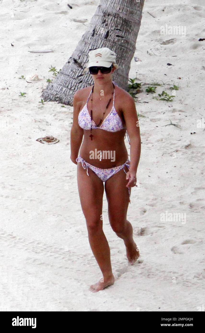 Exclusivo! Popstar Britney Spears se ve en gran forma en la playa con un  bikini rosa mientras disfruta del segundo día de unas merecidas vacaciones  después de la etapa norteamericana de su
