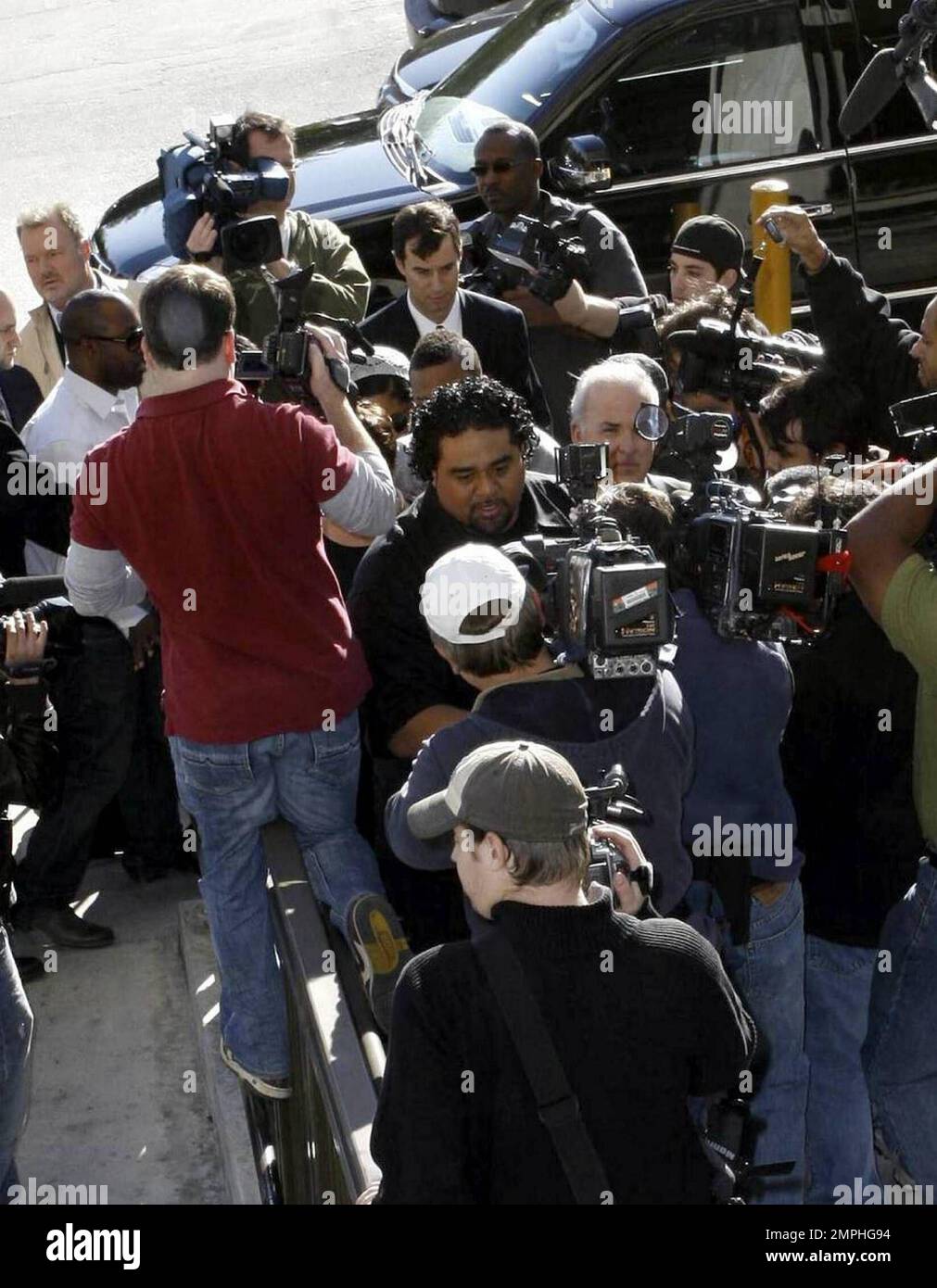 La familia del rapero Chris Brown llega a la Corte del Condado de Los  Ángeles para su audiencia de acusación y, acompañado por abogados, es  llevado al edificio a través de una