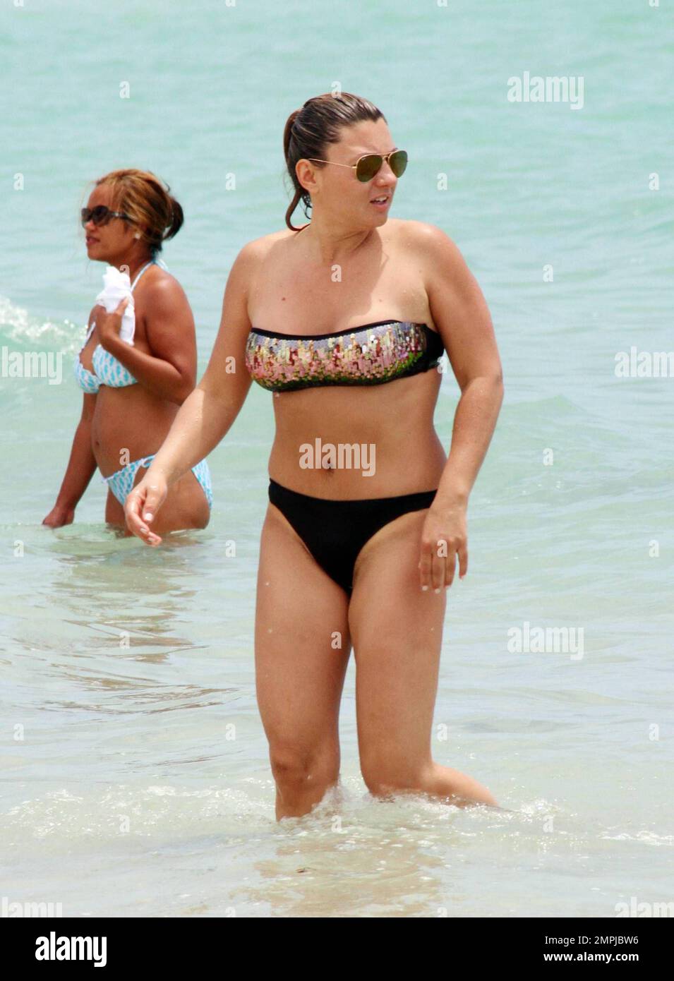 Fabio Cannavaro y su esposa con curvas Daniela, toman el sol durante un descanso en la playa Fabio Cannavaro y su esposa con curvas Daniela, toman el sol durante un descanso en la playa