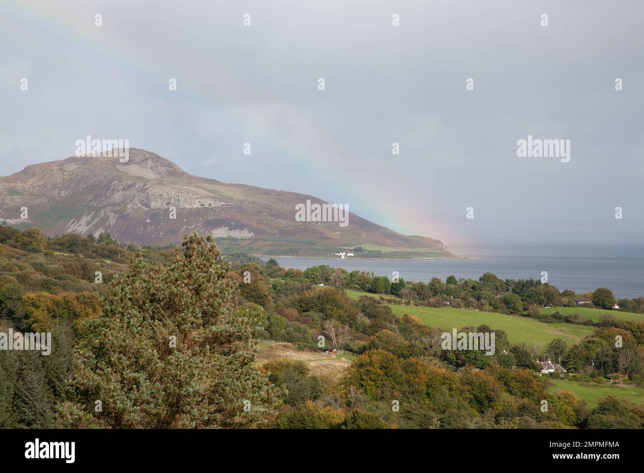Rainbow Holy Island vista desde cerca de los Giants Graves sobre Whiting Bay la isla de Arran Ayrshire Escocia Foto de stock