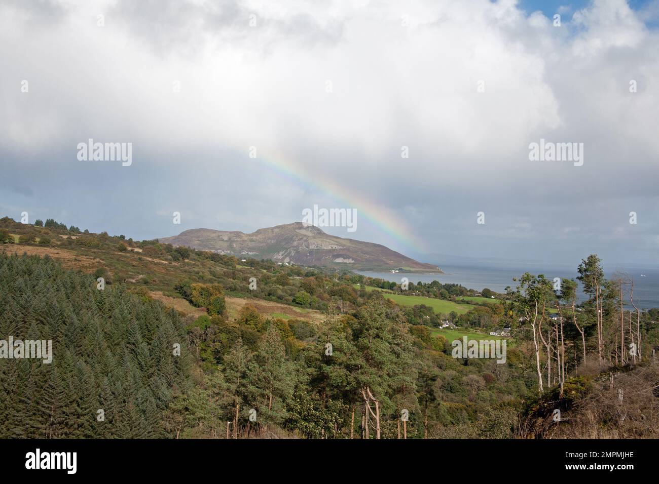 Rainbow Holy Island vista desde cerca de los Giants Graves sobre Whiting Bay la isla de Arran Ayrshire Escocia Foto de stock