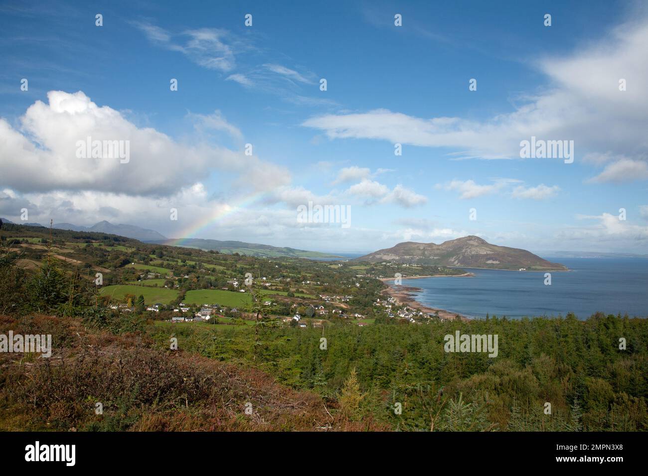 Isla Santa vista desde cerca de los Giants Graves sobre Whiting Bay la isla de Arran Ayrshire Escocia Foto de stock
