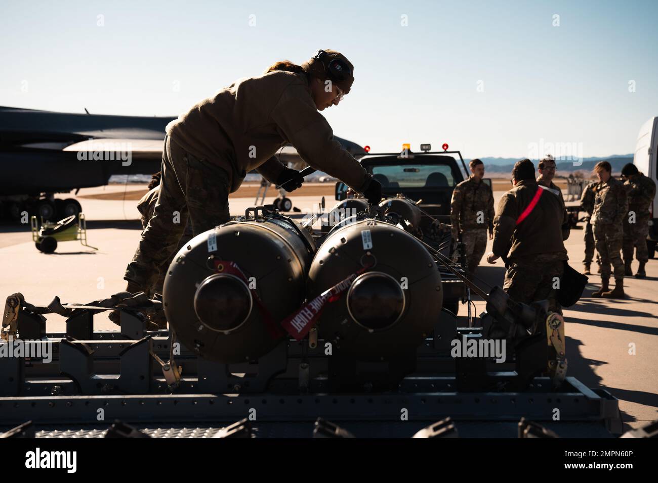 Aviadores Clase 1st Isabel Tapia, miembro de la tripulación de carga de armas del Escuadrón de Mantenimiento de Aviones 28th, inspecciona las municiones CBU-103 antes de cargarlas en un B-1B Lancer en preparación para un Programa de Evaluación del Sistema de Armas en la Base de la Fuerza Aérea Ellsworth, SD, 7 de noviembre de 2022. El radar de apertura sintética de la B-1B es capaz de rastrear, apuntar y atraer vehículos en movimiento, así como los modos de auto-orientación y seguimiento del terreno. Foto de stock