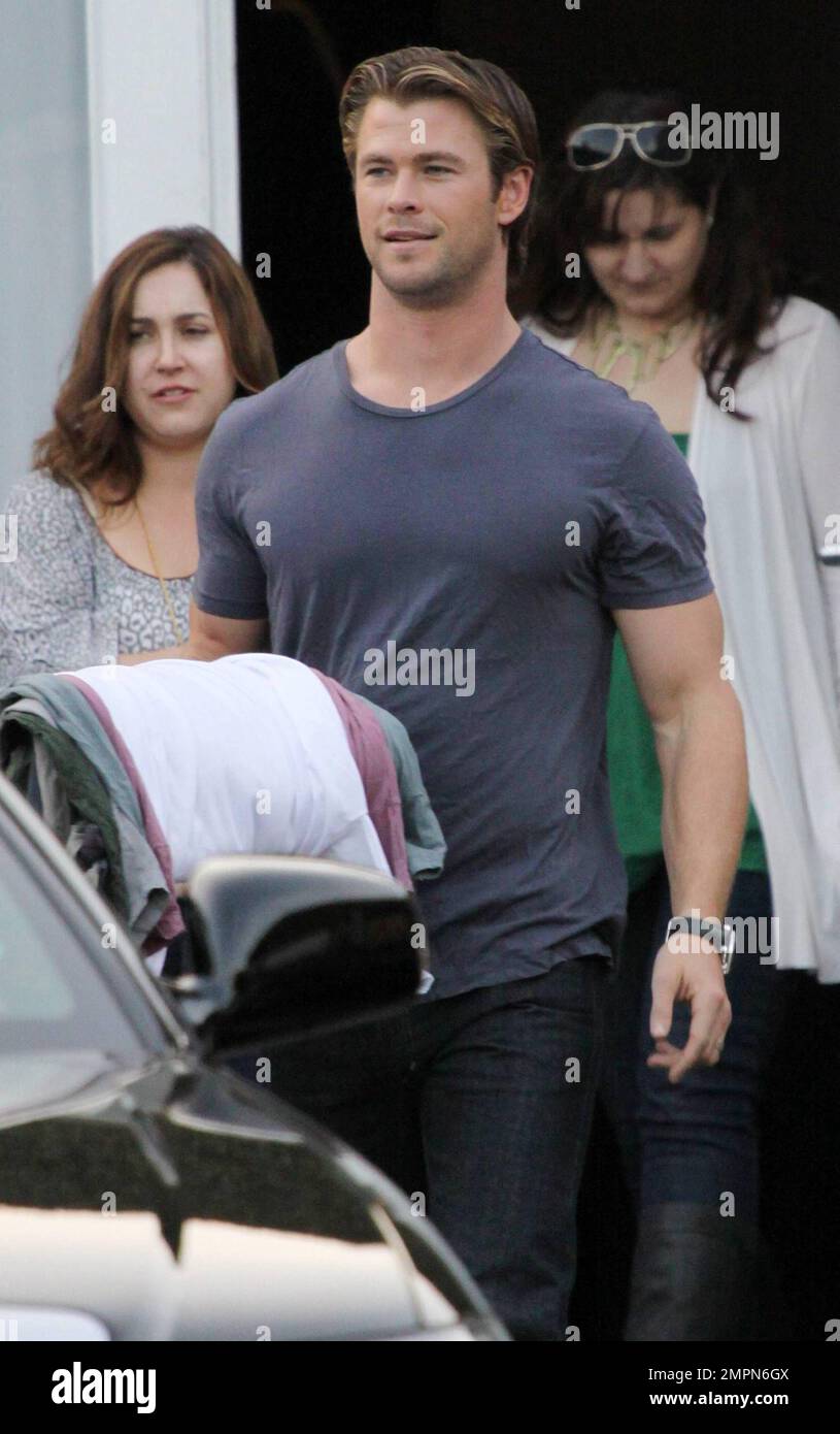 Thor da fiel? Apresentador presenteia Chris Hemsworth com camisa