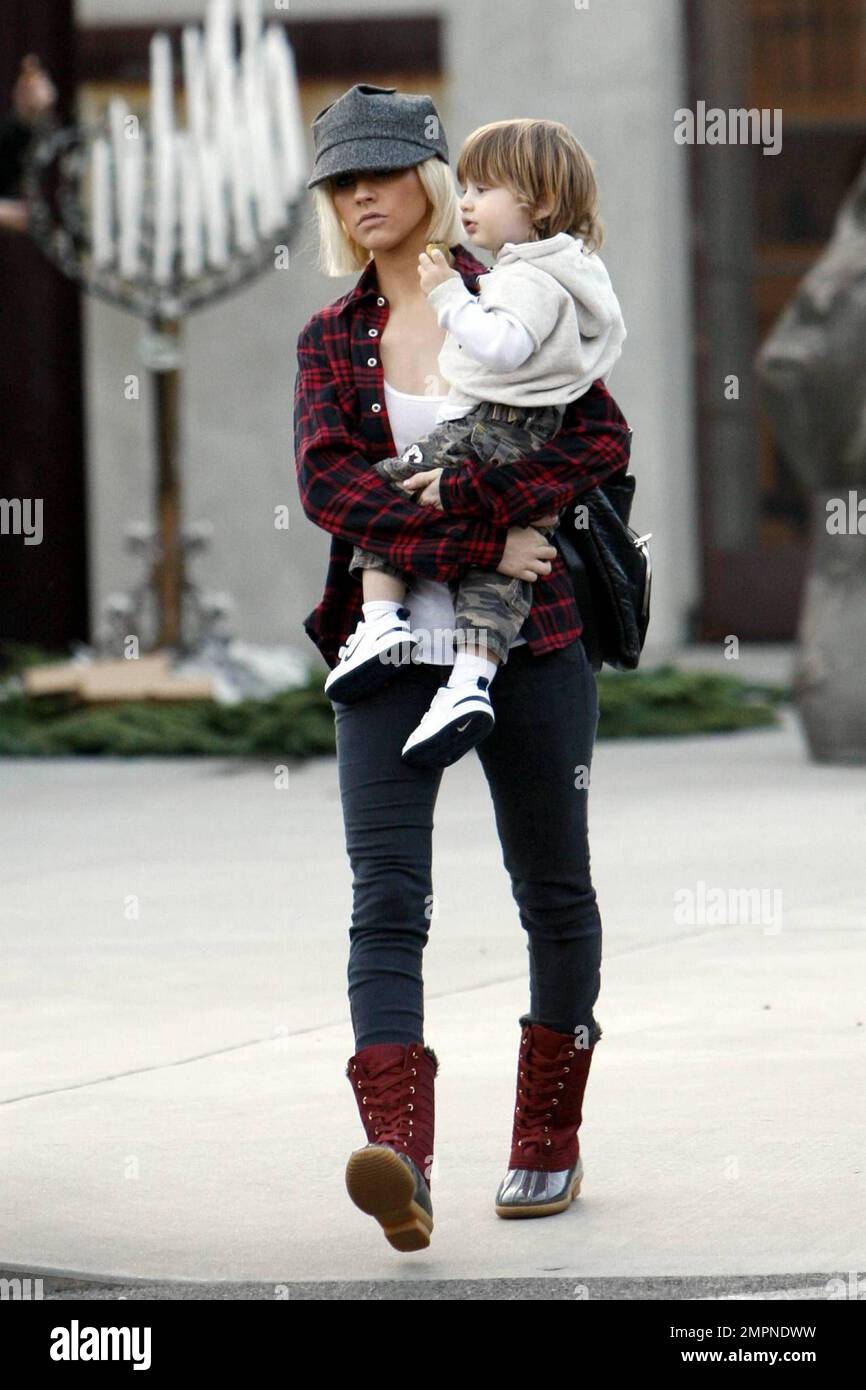 Christina Aguilera se ve lista para la nieve con un par de botas de nieve  rojas festivas mientras llega a la ciudad con su hijo Max para un día de  compras. Los