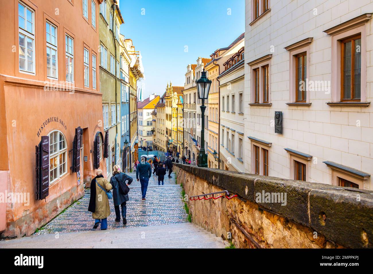 Escaleras del Castillo Viejo (Zámecké schody) que conducen al Castillo de Praga y a la Plaza Hradcany, Malá Strana, Praga, República Checa Foto de stock