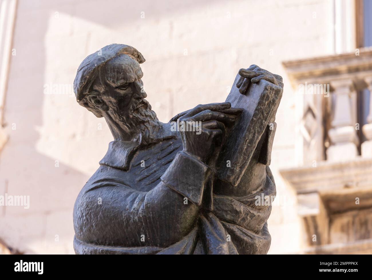 SPLIT, CROACIA, EUROPA - Estatua de Marko Marulic, poeta croata, en el casco antiguo de Split. Foto de stock