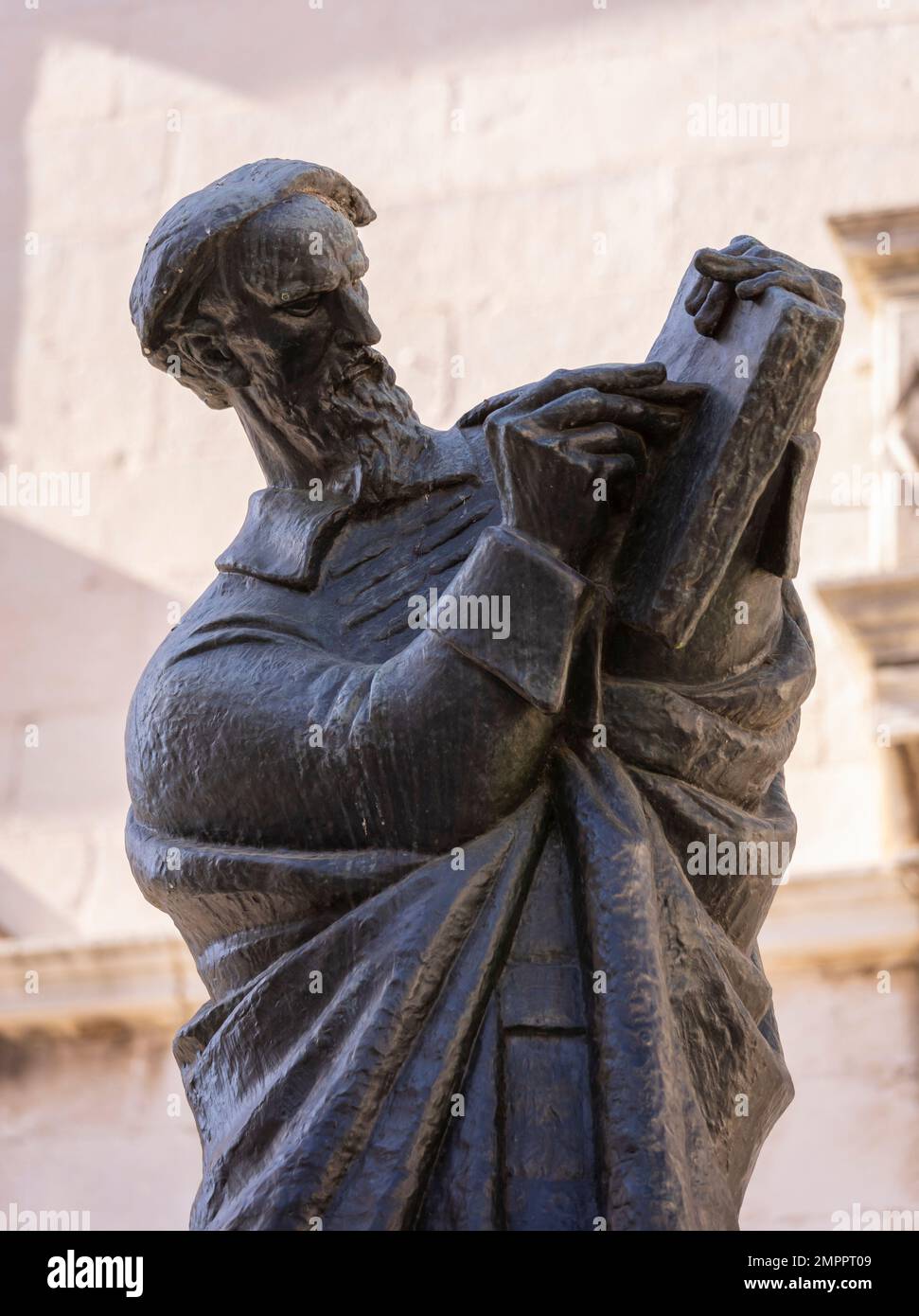 SPLIT, CROACIA, EUROPA - Estatua de Marko Marulic, poeta croata, en el casco antiguo de Split. Foto de stock