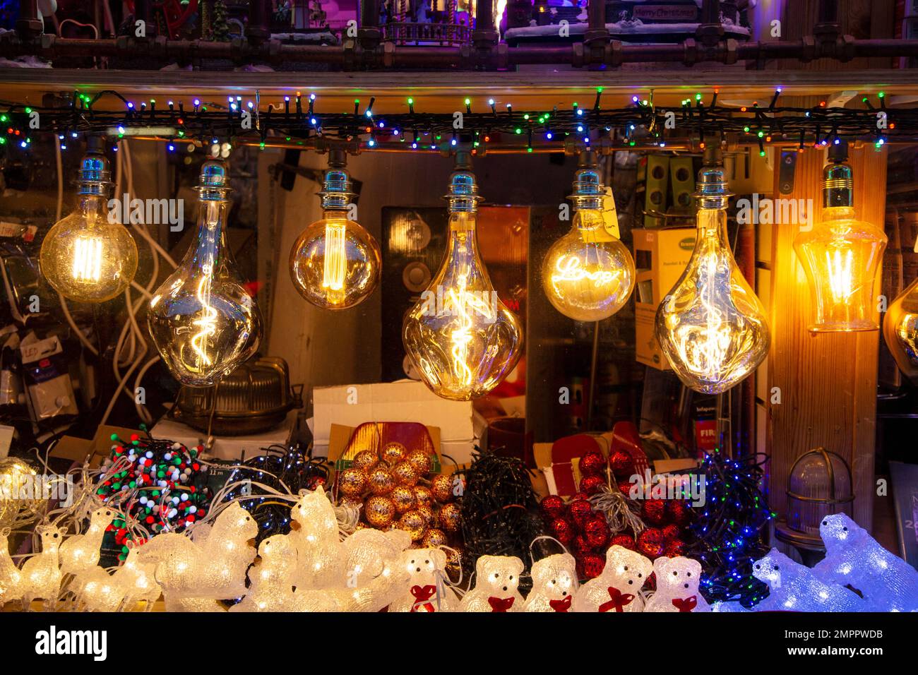 Bombillas de Edison y luces de hadas de navidad en una exhibición de escaparate de la tienda Foto de stock