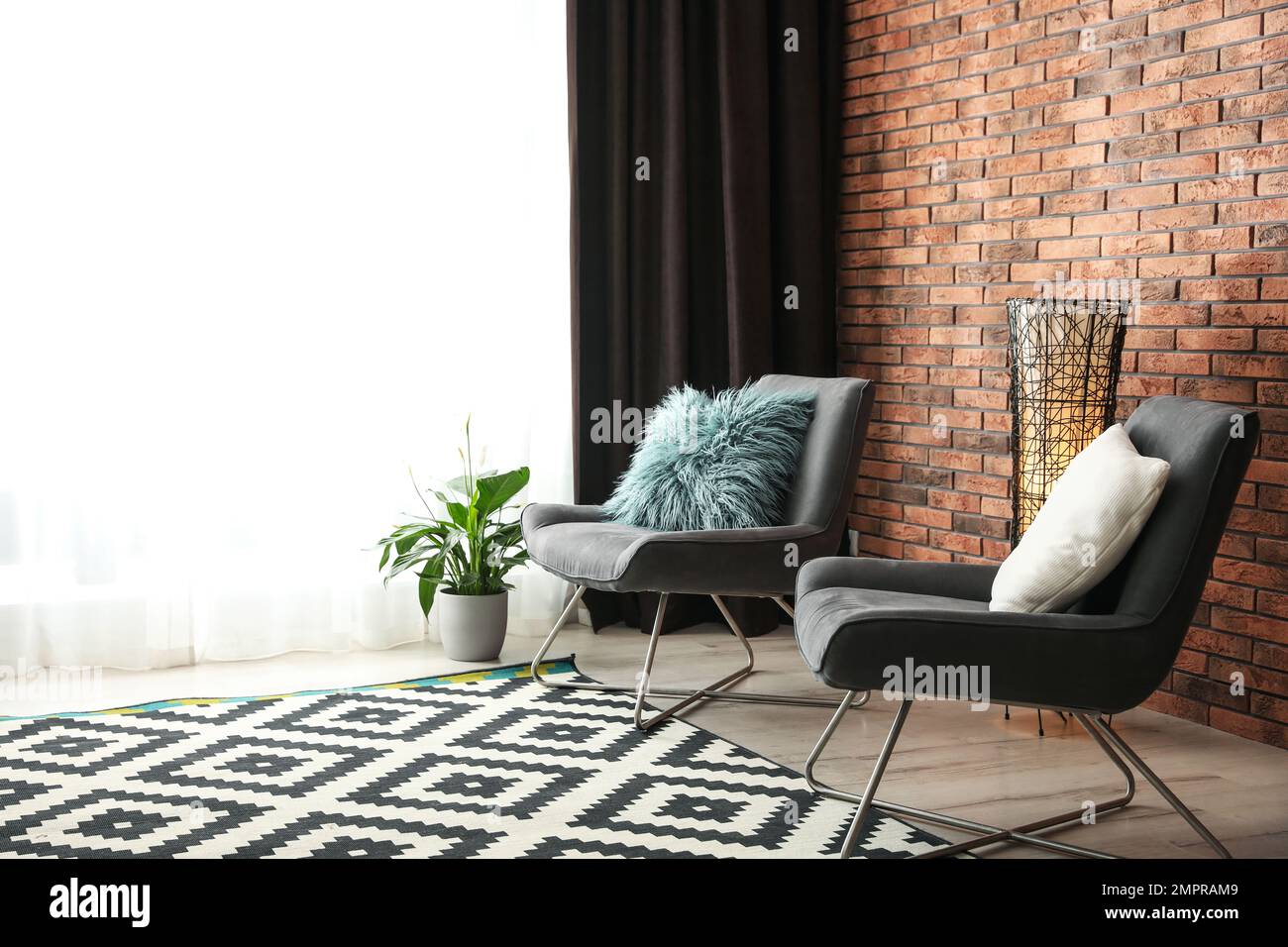 Cómodas sillas cerca de la ventana con elegantes cortinas en la habitación.  Espacio para texto Fotografía de stock - Alamy