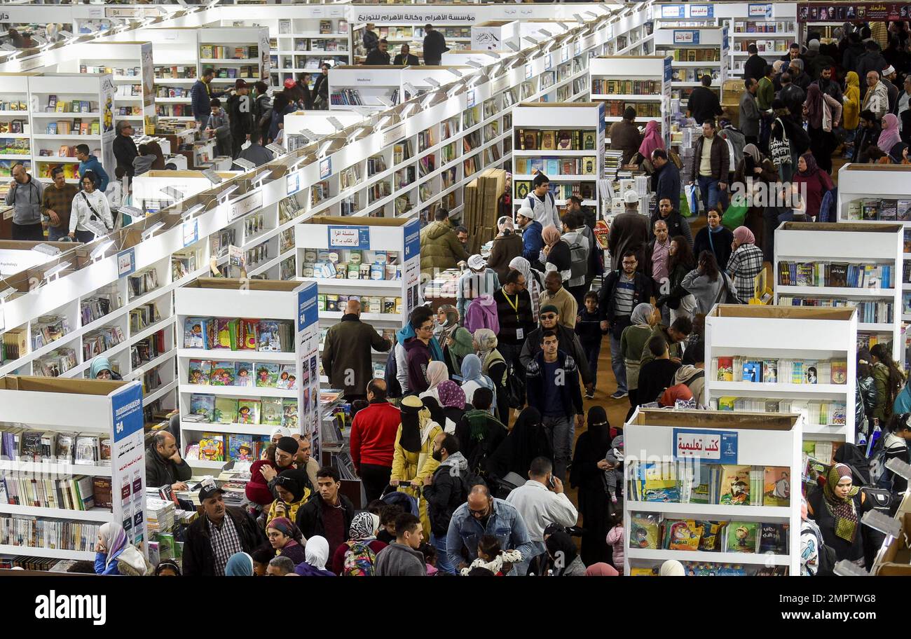 La gente visita la Feria Internacional del Libro de El Cairo en el Centro  Internacional de Exposiciones de Egipto, ya que alrededor de 51 países  participan en la 54th edición de la