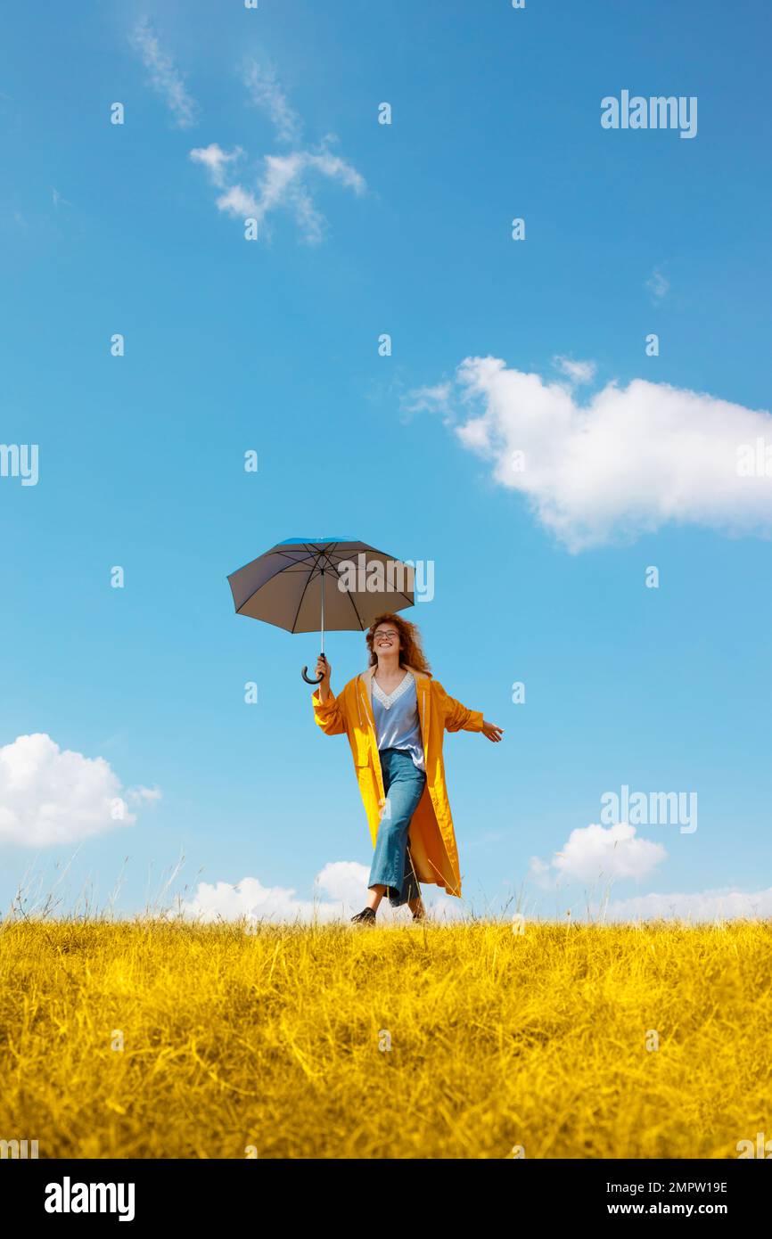 Mujer feliz disfrutando en un día soleado Foto de stock