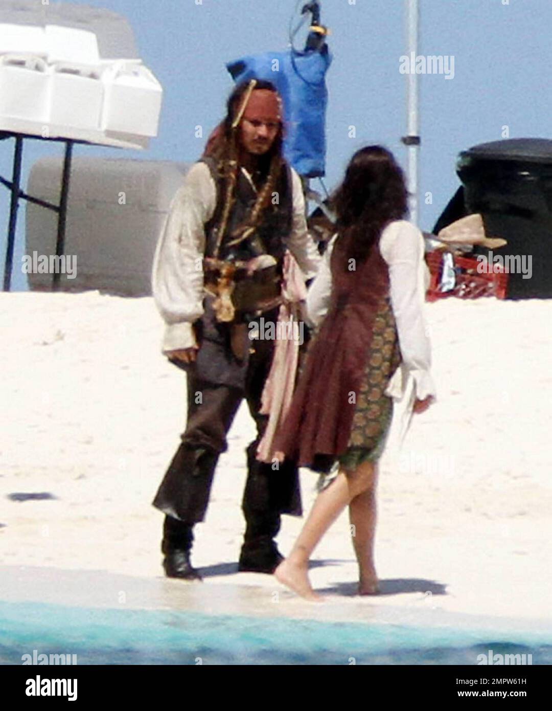 EXCLUSIVO! Johnny Depp y Penélope Cruz filman una escena de besos en una  isla desierta para la próxima secuela de Disney 'Piratas del Caribe: En  Mareas Extraños'. Depp, estaba en completo maquillaje