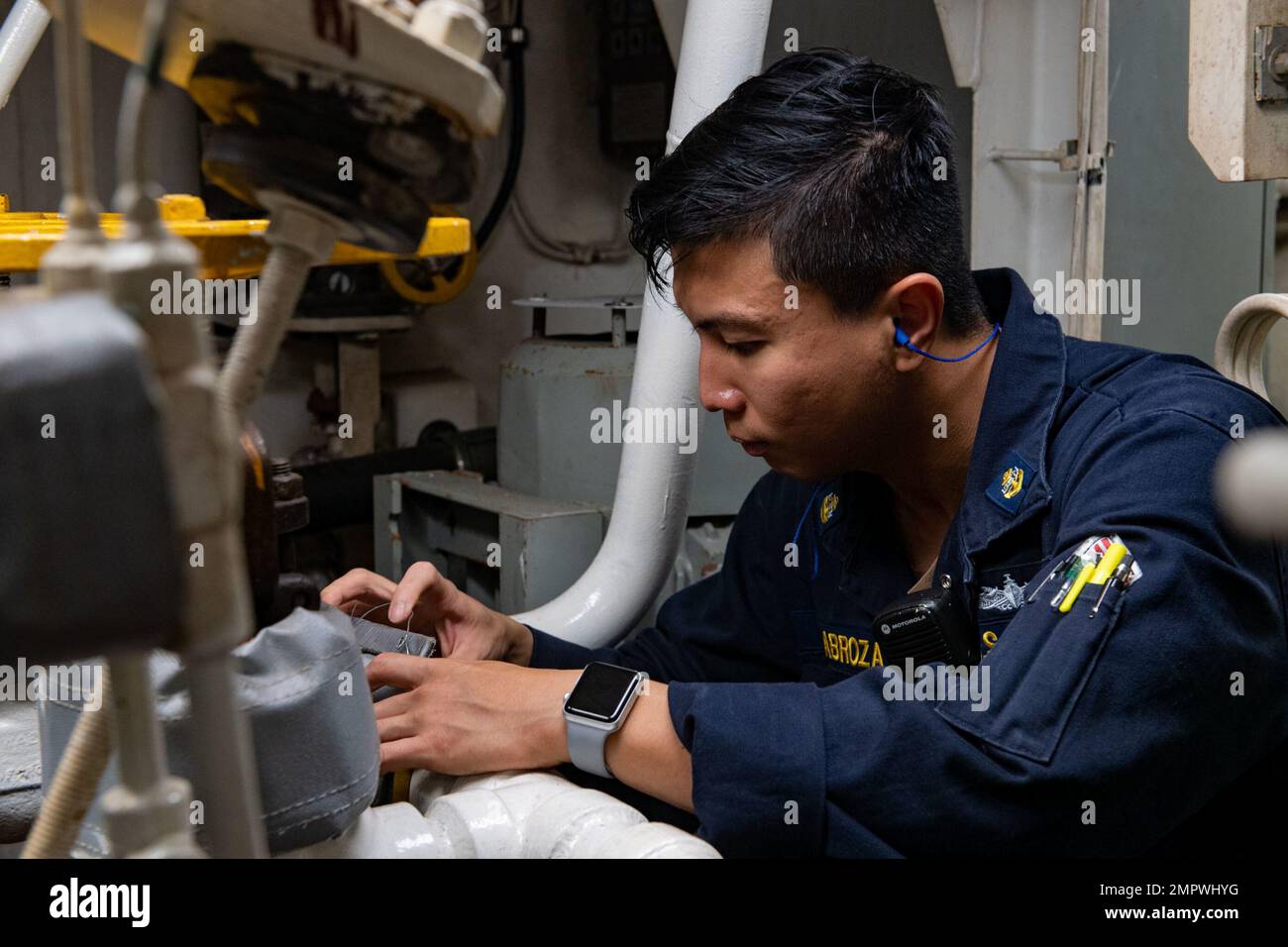 MAR DE FILIPINAS (19 de noviembre de 2022) El Jefe Técnico de Sistemas de Turbinas de Gas (Eléctrico) Anthony Villabroza, de Garden Grove, California, instala equipo para un ejercicio de entrenamiento de control de daños a bordo del destructor de misiles guiados clase Arleigh Burke USS Milius (DDG 69) mientras opera en el Mar de Filipinas, el 19 de noviembre. Milius es asignado al Comandante, la Fuerza de Tarea 71/Escuadrón Destructor (DESRON) 15, el DESRON de despliegue delantero más grande de la Marina y la principal fuerza de superficie de la Flota 7th de los Estados Unidos. Foto de stock