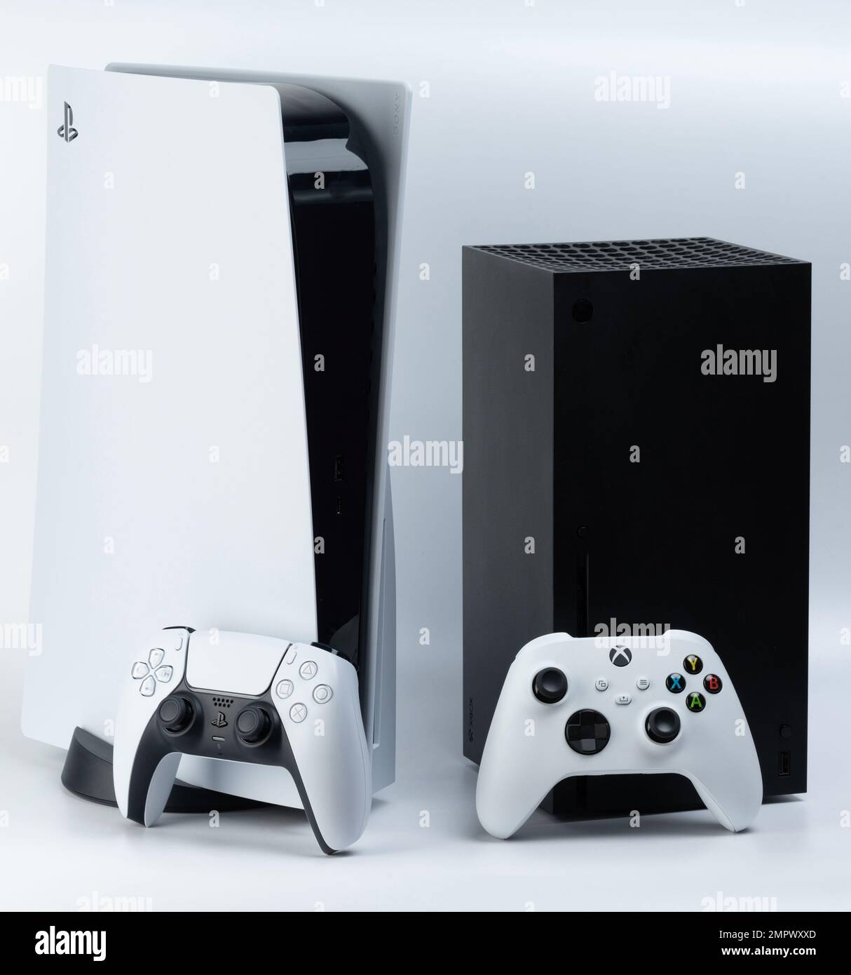 Mando Sony PlayStation 2 aislado sobre fondo blanco sin logotipo Fotografía  de stock - Alamy