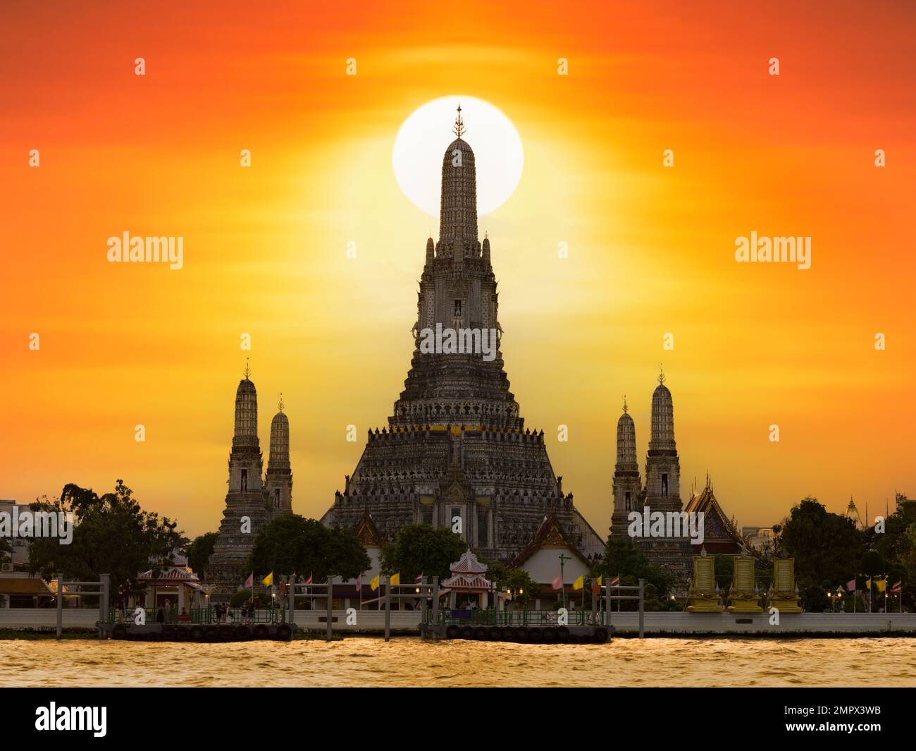 Templo Wat Arun al atardecer. Es uno de los templos más visitados de Bangkok. Plan de viaje a Asia. Tailandia Foto de stock