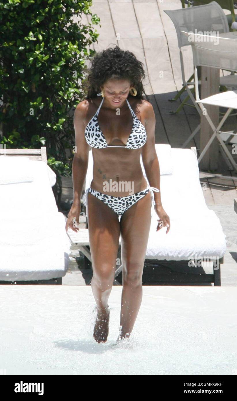 Scary Spice Mel B pasa otro día relajado en la piscina de su hotel de Miami  Beach. El cantante y la personalidad de la televisión sin duda tiene  motivos para celebrar. Además