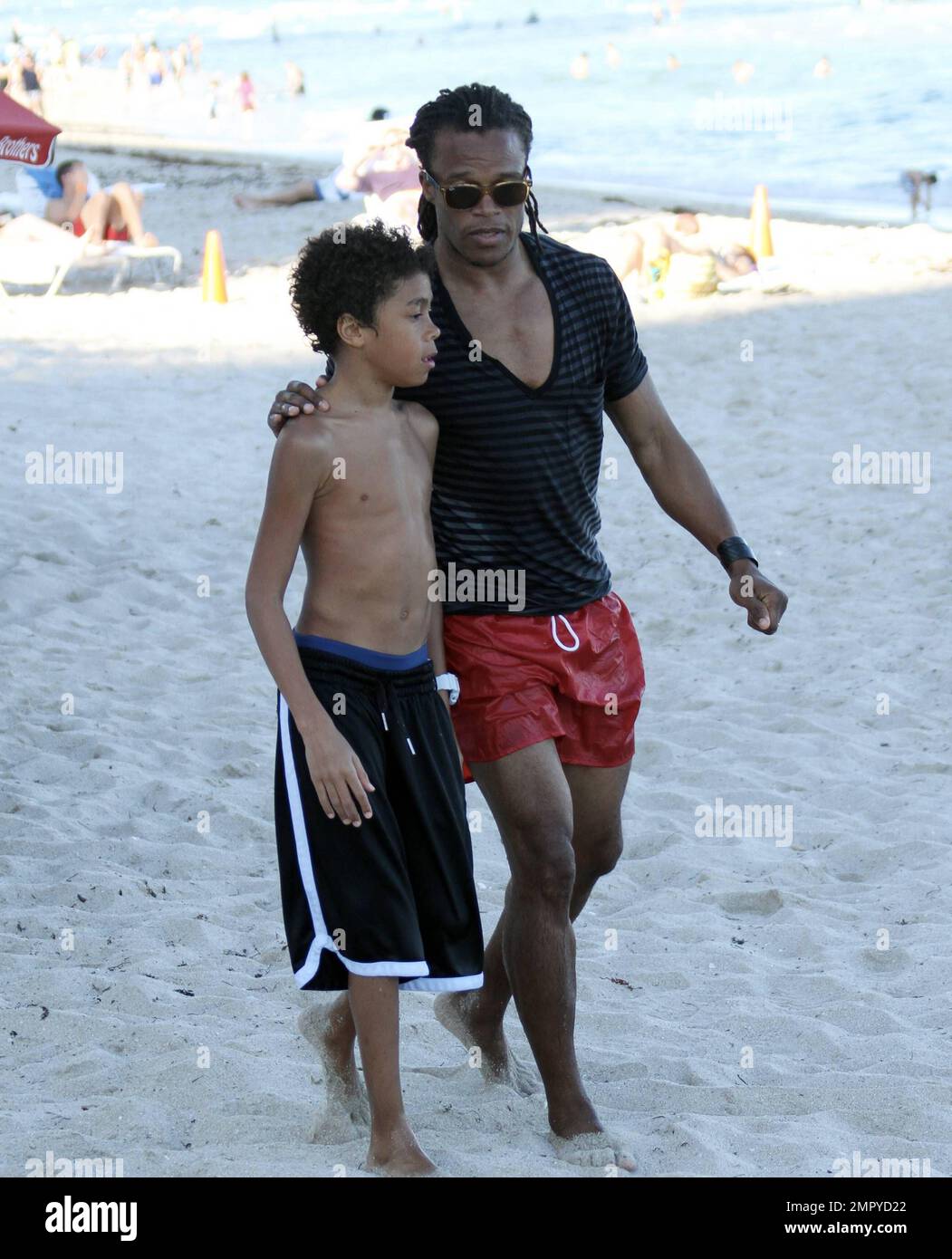 El ex jugador de fútbol holandés Edgar Davids pasa un día en la playa después de Navidad con su