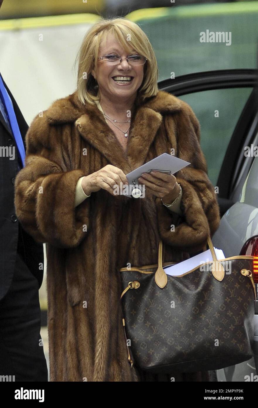 La cantante y DJ Elaine Page se ve llamativa con un abrigo de piel de  cuerpo entero y lleva un bolso clásico de Louis Vuitton cuando llega a la  BBC Radio 2.