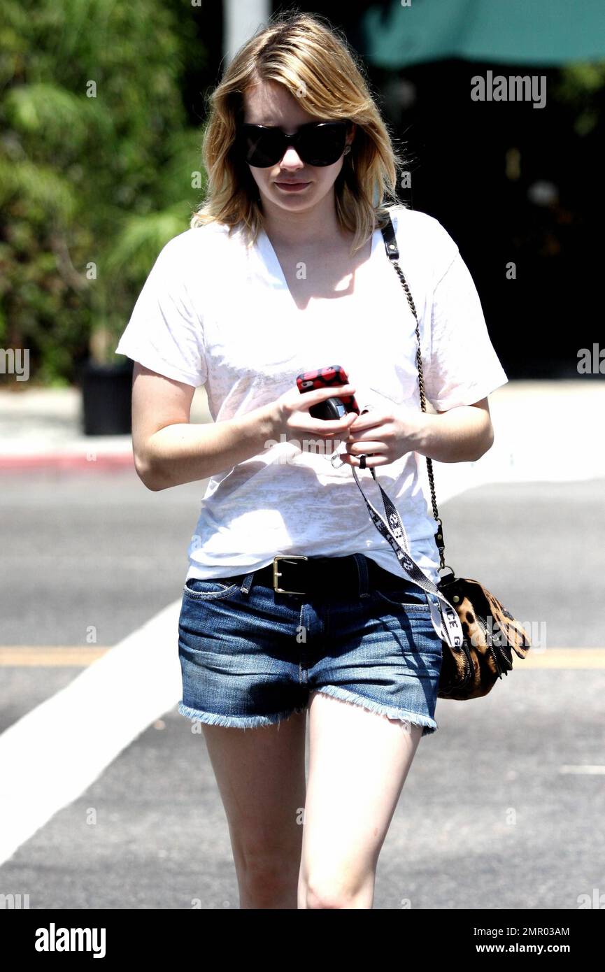 La estrella de 'Empire State' Emma Roberts fue vista fuera de compras en  Hollywood mientras llevaba un top de algodón blanco, pantalones cortos de  jean cortados y accesorios con gafas de sol,