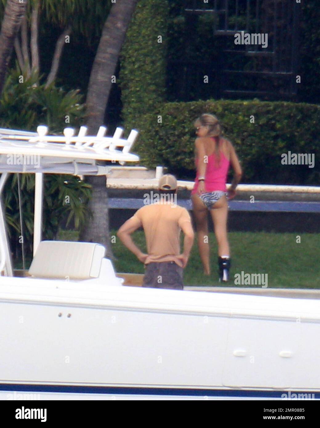 EXCLUSIVO! El cantante Enrique Iglesias y su novia Anna Kournikova fueron vistos dando un paseo en barco junto con sus dos perros. La pareja fue vista examinando el progreso de su futuro EXCLUSIVO! El cantante Enrique Iglesias y su novia Anna Kournikova fueron vistos dando un paseo en barco junto con sus dos perros. La pareja fue vista examinando el progreso de su futuro
