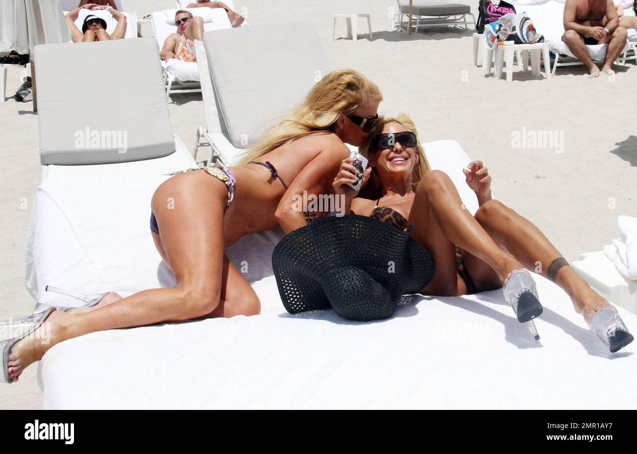 Shauna Sand y la presentadora de radio de Playboy, Taylor Wane, dan a los  fotógrafos y atentos en combinar tacones de lucite y bikinis mientras  disfrutan de un día en la playa