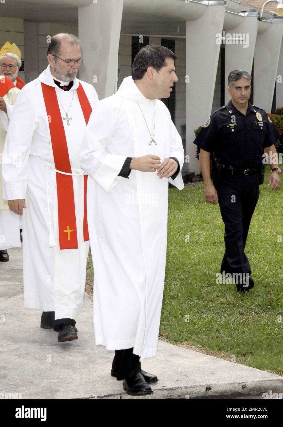 El Padre Alberto Cutie es recibido por multitudes fuera de la Iglesia  Episcopal de la Resurrección el día en que pronuncia su primer sermón en el  pueblo de Biscayne Park, FL. El