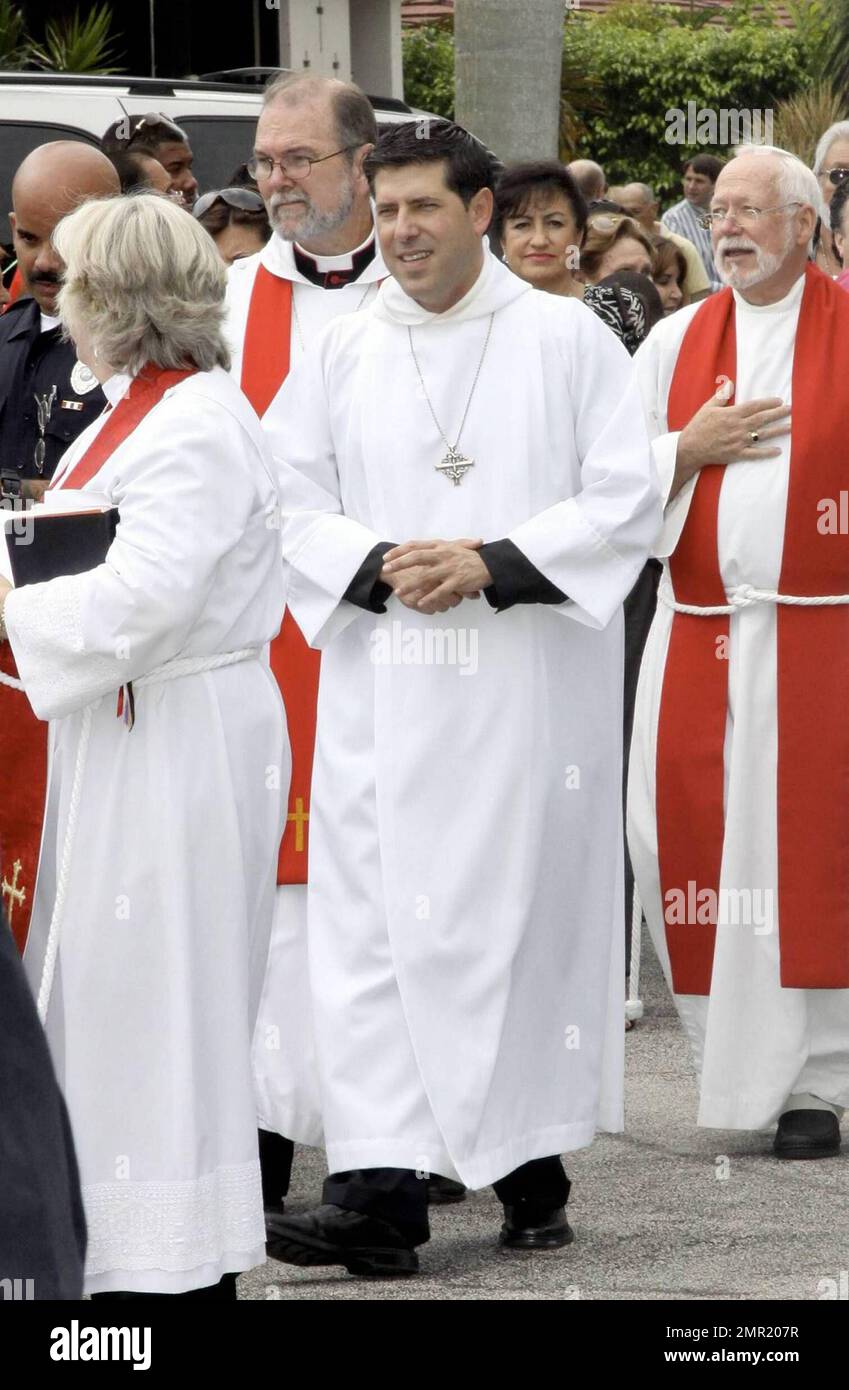 El Padre Alberto Cutie es recibido por multitudes fuera de la Iglesia  Episcopal de la Resurrección el día en que pronuncia su primer sermón en el  pueblo de Biscayne Park, FL. El