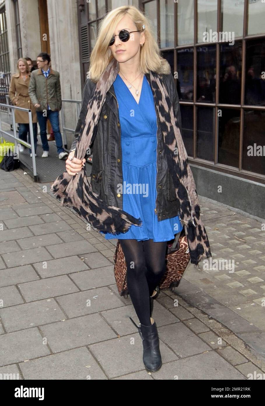 Fearne Algod n visto en un precioso vestido azul brillante
