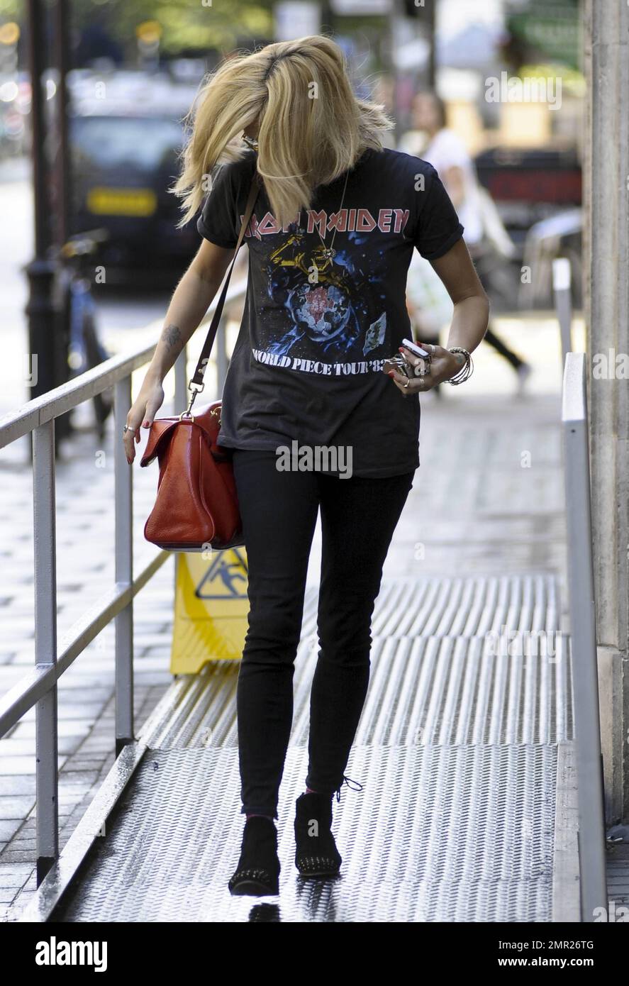 Fearne Cotton luce un look rockero en una camiseta vintage de Iron Maiden  cuando sale de BBC Radio 1. Londres, Reino Unido. 7/6/11 Fotografía de  stock - Alamy