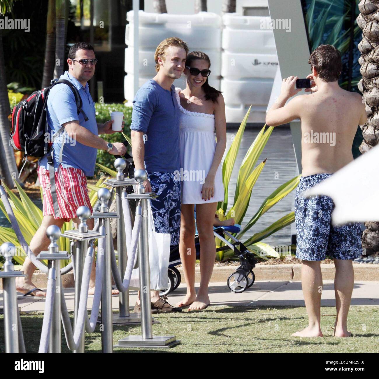 Después de un almuerzo junto a la piscina, Tom Felton y Jade Olivia se  unieron al resto de la familia en la playa para disfrutar del sol de  invierno. Hotel Fontainebleau miami,