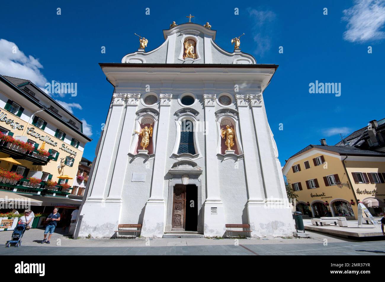 Iglesia parroquial de San Miguel en San Candido (Innichen), Valle de Pusteria, Trentino-Alto Adige, Italia Foto de stock