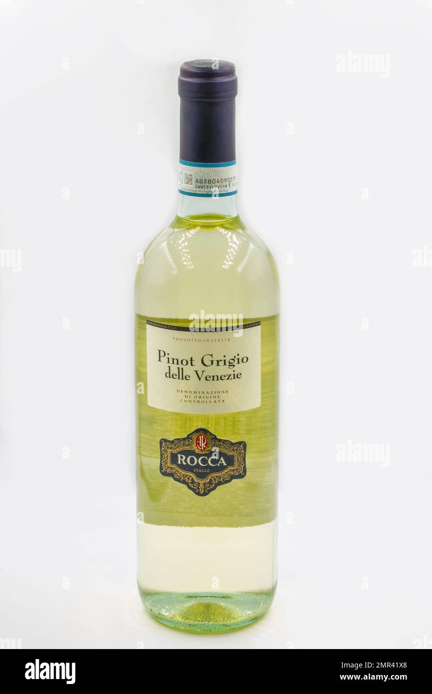 Kyiv, Ucrania - 02 de octubre de 2021: Sesión de estudio de la italiana Rocca Pinot Grigio delle Venezie botella de vino seco blanco primer plano en blanco. Foto de stock