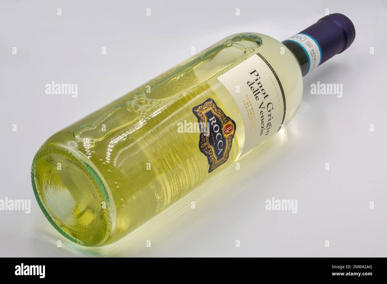 Kyiv, Ucrania - 02 de octubre de 2021: Sesión de estudio de la italiana Rocca Pinot Grigio delle Venezie botella de vino seco blanco primer plano en blanco. Foto de stock