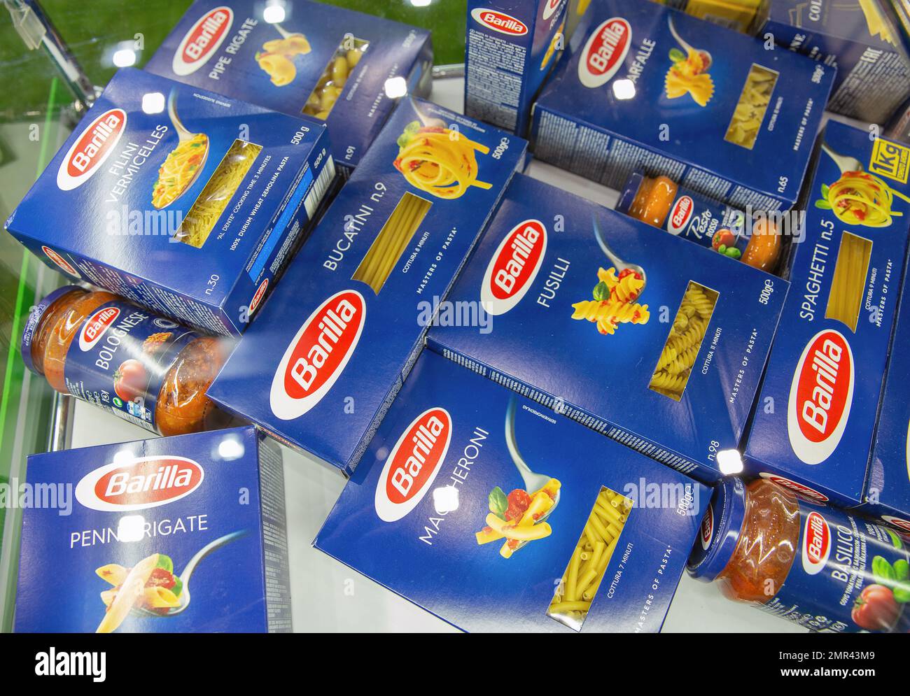 Kiev, Ucrania - 04 de noviembre de 2021: Barilla pasta espaguetis paquetes de primer plano en la exposición de vinos y licores. Barilla S.p.A. es una empresa italiana de alimentación, Th Foto de stock