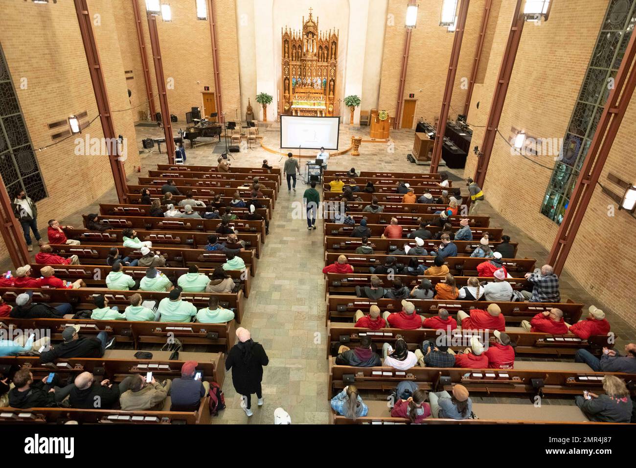 Austin Texas EE.UU., 28 2023 de enero: Voluntarios se reúnen dentro del santuario en St. La Iglesia Luterana de Martin poco después de la medianoche para recibir instrucciones antes de salir a buscar personas sin refugio durante el conteo anual de personas sin hogar. La Coalición para Ending Community Homeleless de Austin organiza el PIT COUNT, que ayuda a los gobiernos federales, estatales y locales a asignar dólares para combatir la falta de vivienda donde más lo necesitan. © Bob Daemmrich Foto de stock