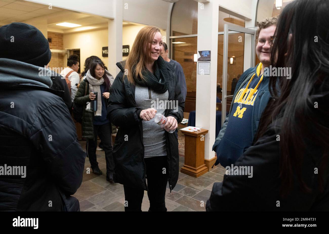 Austin Texas EE.UU., 28 2023 de enero: Voluntarios se reúnen dentro del santuario en St. La Iglesia Luterana de Martin poco después de la medianoche para recibir instrucciones antes de salir a buscar personas sin refugio durante el conteo anual de personas sin hogar. La Coalición para Ending Community Homeleless de Austin organiza el PIT COUNT, que ayuda a los gobiernos federales, estatales y locales a asignar dólares para combatir la falta de vivienda donde más lo necesitan. © Bob Daemmrich Foto de stock