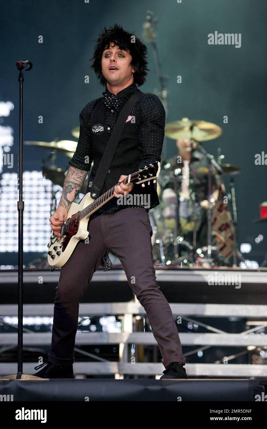 Billie Joe Armstrong de la banda de punk rock Green Day actúa en vivo en el  estadio de Wembley. El grupo, que se formó en 1987, jugó en el estadio con  capacidad