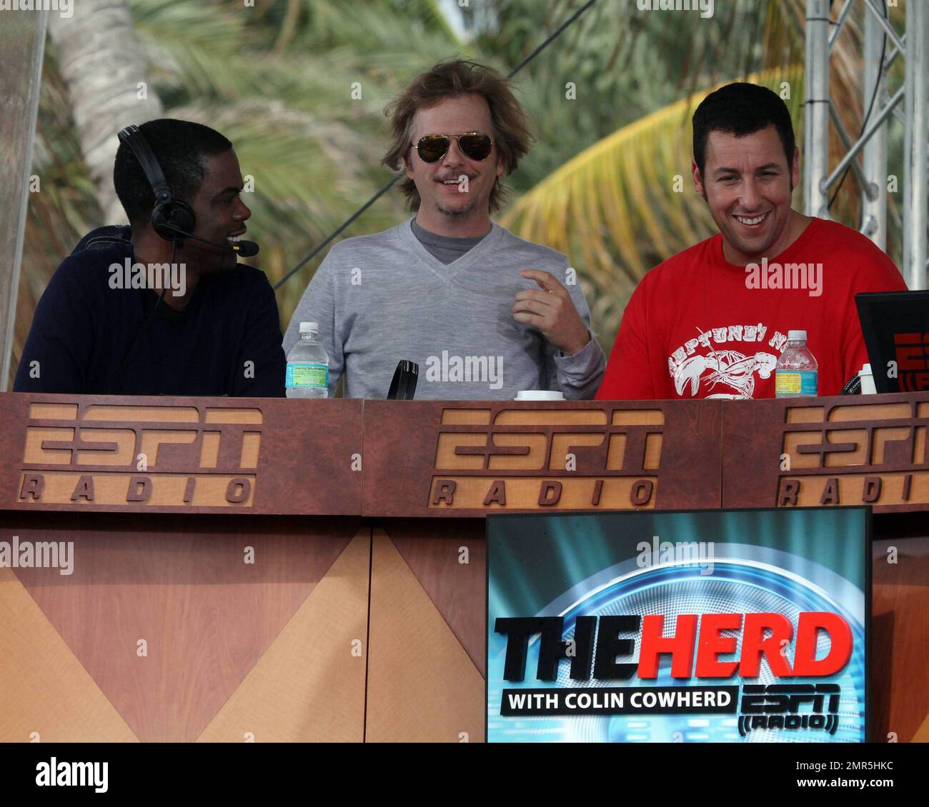 Adam Sandler, Chris Rock, David Spade, Kevin James y Rob Schneider son  entrevistados en ESPN Radio en Miami Beach, FL. 2/5/10 Fotografía de stock  - Alamy