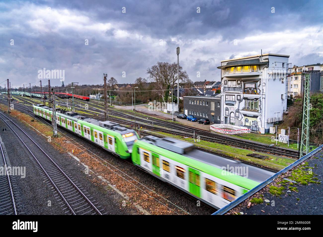 La caja de señales de Deutsche Bahn AG en MülheimStyrum controla el tráfico ferroviario en una
