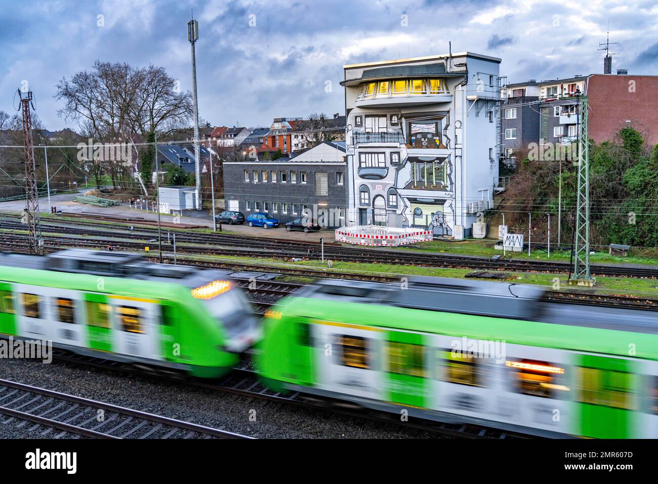 La caja de señales de Deutsche Bahn AG en MülheimStyrum controla el tráfico ferroviario en una