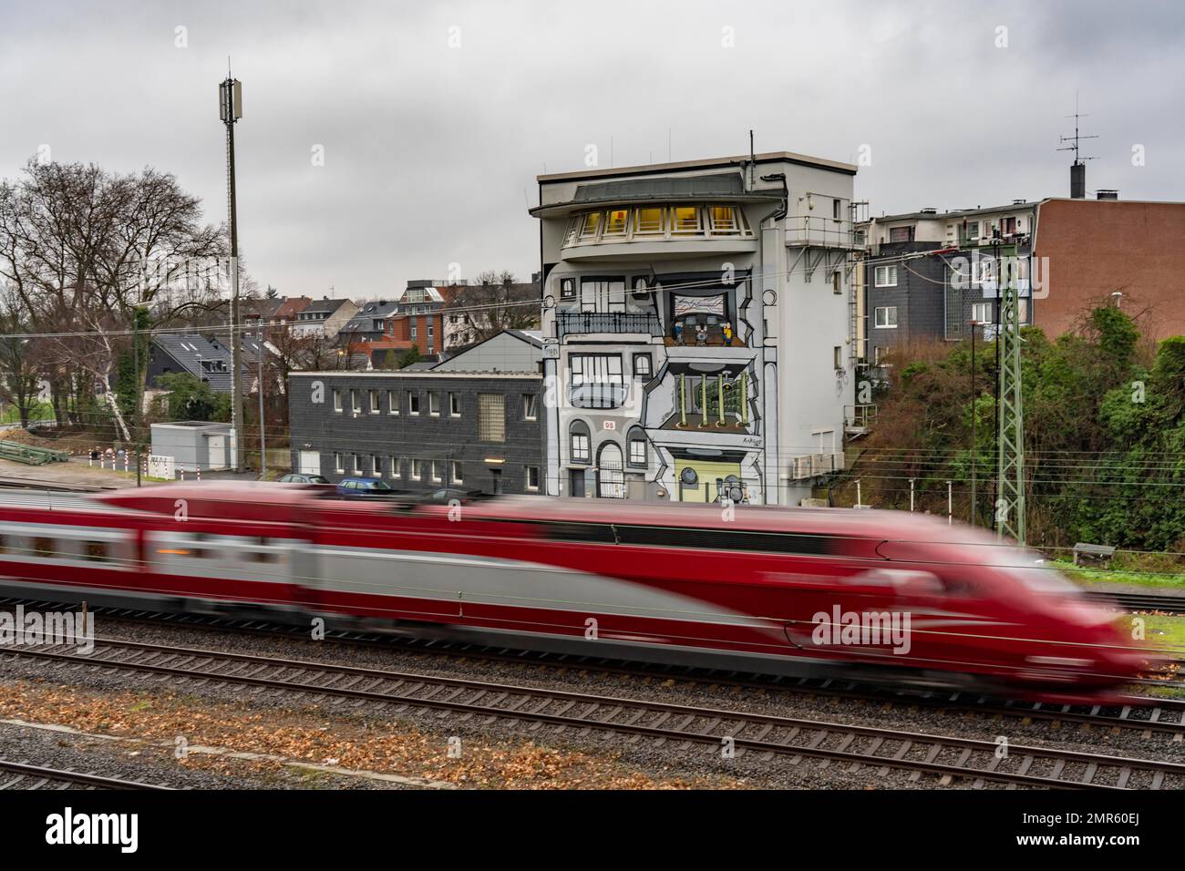 La caja de señales de Deutsche Bahn AG en MülheimStyrum controla el tráfico ferroviario en una
