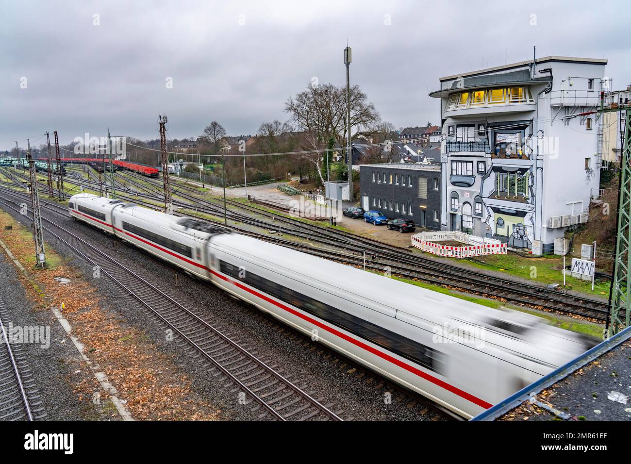 La caja de señales de Deutsche Bahn AG en MülheimStyrum controla el tráfico ferroviario en una