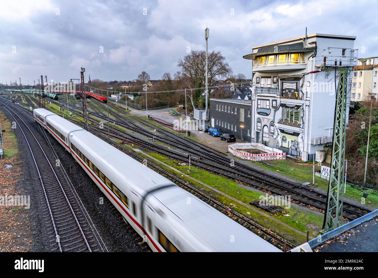 La caja de señales de Deutsche Bahn AG en MülheimStyrum controla el tráfico ferroviario en una